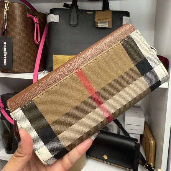 SOLD! Thanks 🙏🏻 


🙏🏻🙏🏻🙏🏻🙏🏻
Burberry wallet 😎❤️ Brand new Authentic 😌😎😎 - Picture 2 of 3